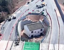 Huang Ping di China kini menyesali keputusannya untuk tidak pindah dengan tawaran uang ganti rugi sebesar 180.000 poundsterling (Rp 3,6 miliar).(Tangkapan layar via The Independent)