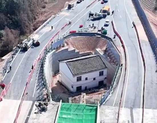 Huang Ping di China kini menyesali keputusannya untuk tidak pindah dengan tawaran uang ganti rugi sebesar 180.000 poundsterling (Rp 3,6 miliar).(Tangkapan layar via The Independent)