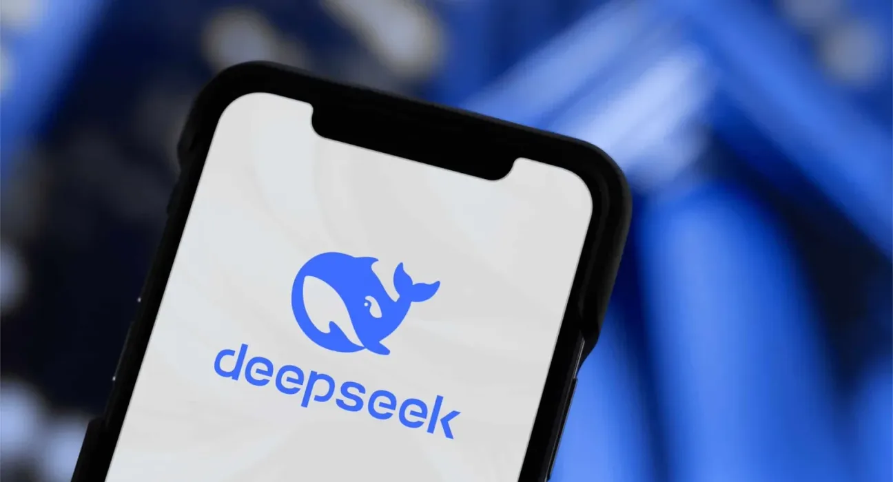 DeepSeek, sebuah startup AI asal Tiongkok, meluncurkan model AI revolusioner bernama R1 yang memicu kegemparan di industri teknologi. Gambar: X Screengrab