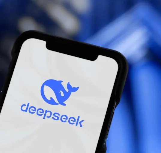 DeepSeek, sebuah startup AI asal Tiongkok, meluncurkan model AI revolusioner bernama R1 yang memicu kegemparan di industri teknologi. Gambar: X Screengrab