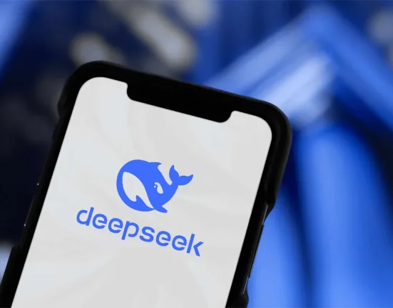 DeepSeek, sebuah startup AI asal Tiongkok, meluncurkan model AI revolusioner bernama R1 yang memicu kegemparan di industri teknologi. Gambar: X Screengrab