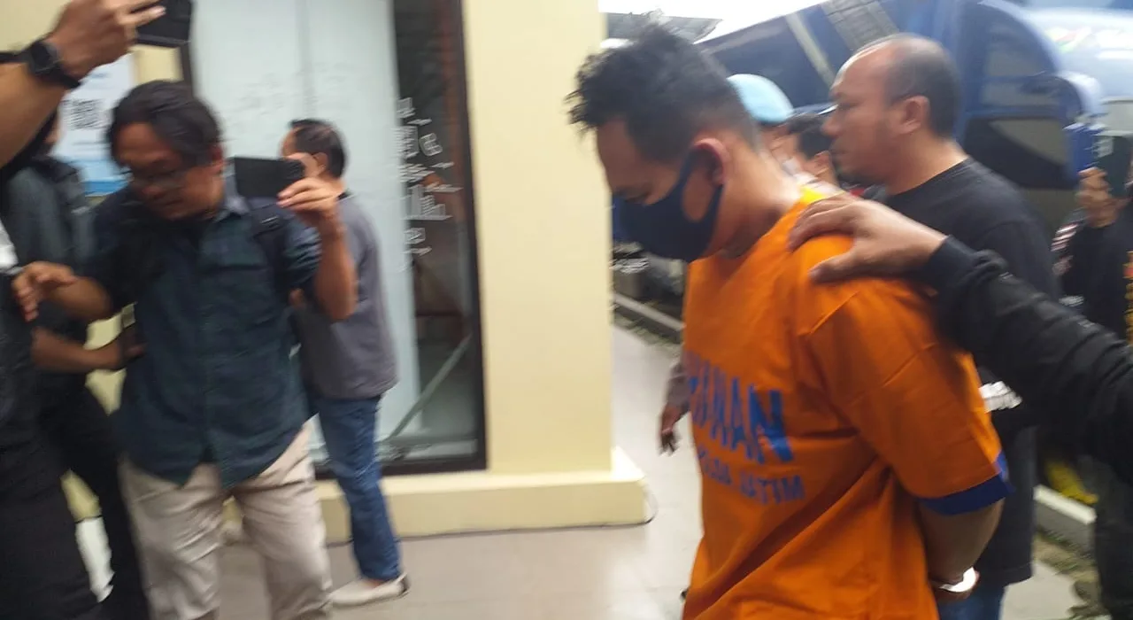 Pelaku berbaju oranye digelandang polisi dalam rilis di mapolda Jatim