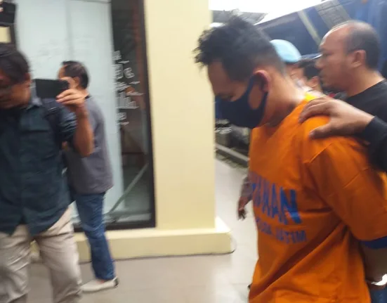 Pelaku berbaju oranye digelandang polisi dalam rilis di mapolda Jatim