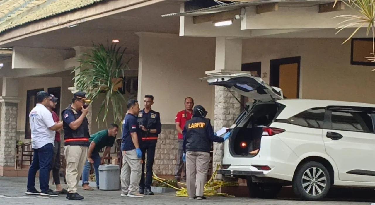Olah TKP di Hotel Adi Surya Kediri