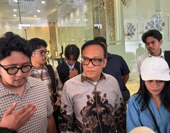 Sekretaris Jenderal Serikat Pekerja PT Multidaya Teknologi Nusantara (SPMTN) Icad dan Bendahara SPMTN Ari saat bertemu dengan Wamenaker Immanuel Ebenezer Gerungan (tengah) di Kantor Kemenaker, Jakarta Selatan, Jumat (31/1/2025). - BISNIS/ Ni Luh Anggela