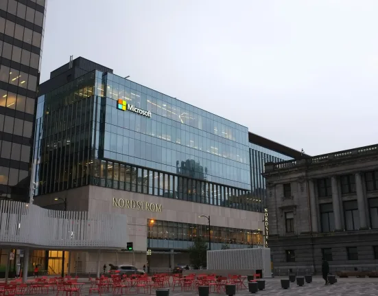 Gedung Microsoft di Vancouver, BC, Kanada. Foto oleh Matthew Manuel di Unsplash