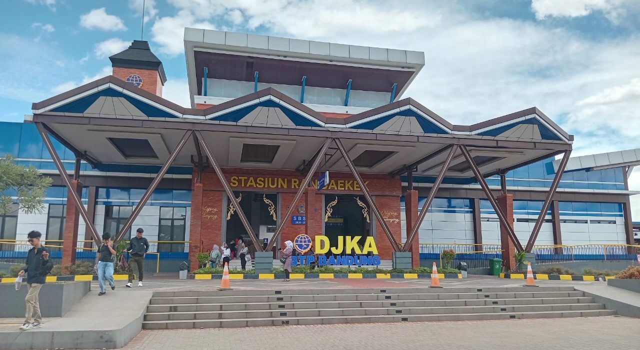 Mulai 1 Februari 2025, KA Pasundan relasi Kiaracondong-Surabaya kini berhenti di Stasiun Rancaekek. Cek jadwal lengkap dan pesan tiket sekarang!