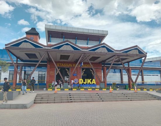 Mulai 1 Februari 2025, KA Pasundan relasi Kiaracondong-Surabaya kini berhenti di Stasiun Rancaekek. Cek jadwal lengkap dan pesan tiket sekarang!