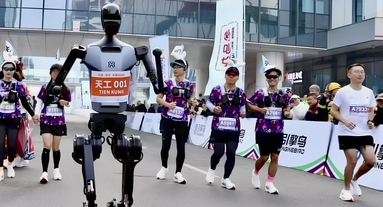Robot humanoid menjadi peserta lomba half marathon di Beijing (Photo by: adnrunner/Instagram)