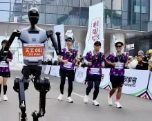 Robot humanoid menjadi peserta lomba half marathon di Beijing (Photo by: adnrunner/Instagram)