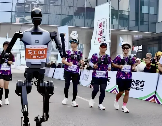 Robot humanoid menjadi peserta lomba half marathon di Beijing (Photo by: adnrunner/Instagram)