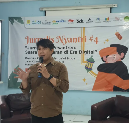 Ketua IJTI Provinsi Jawa Barat Sedang Menyampaikan Paparan Acara Jurnalis Nyantri #4 2025