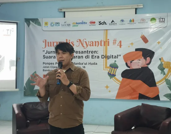 Ketua IJTI Provinsi Jawa Barat Sedang Menyampaikan Paparan Acara Jurnalis Nyantri #4 2025