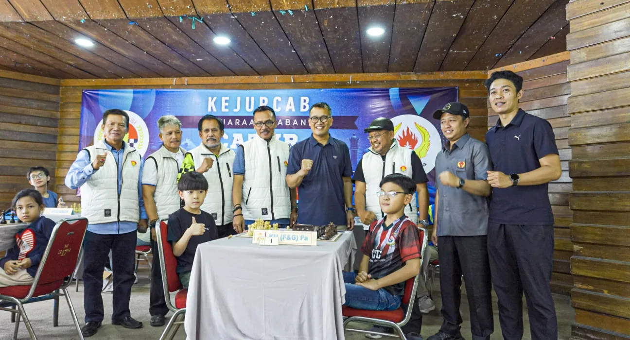 Poto bersama Ketua Umum KONI Kota Bandung Dr. Nuryadi (tengah), serta pengurus Percasi Kota Bandung dan Binpres KONI Kota Bandung
