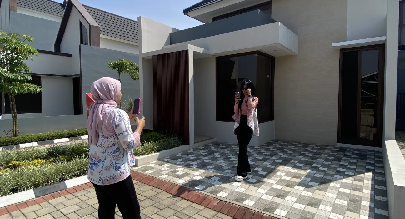 Tim Rumah KPR Bandung Sedang Melakukan Live di Platform Tiktok