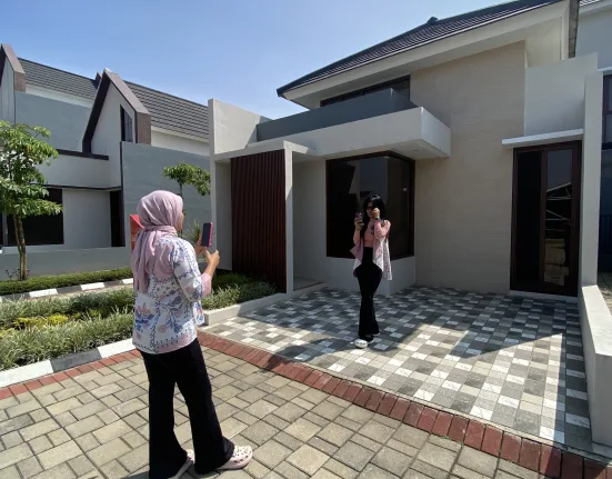Tim Rumah KPR Bandung Sedang Melakukan Live di Platform Tiktok
