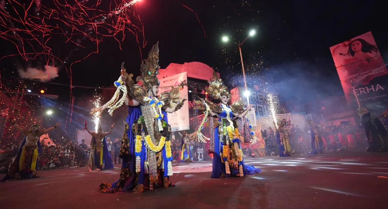 PT Gudang Garam Tbk ikut menyemarakkan acara Kediri Night Carnival 2025