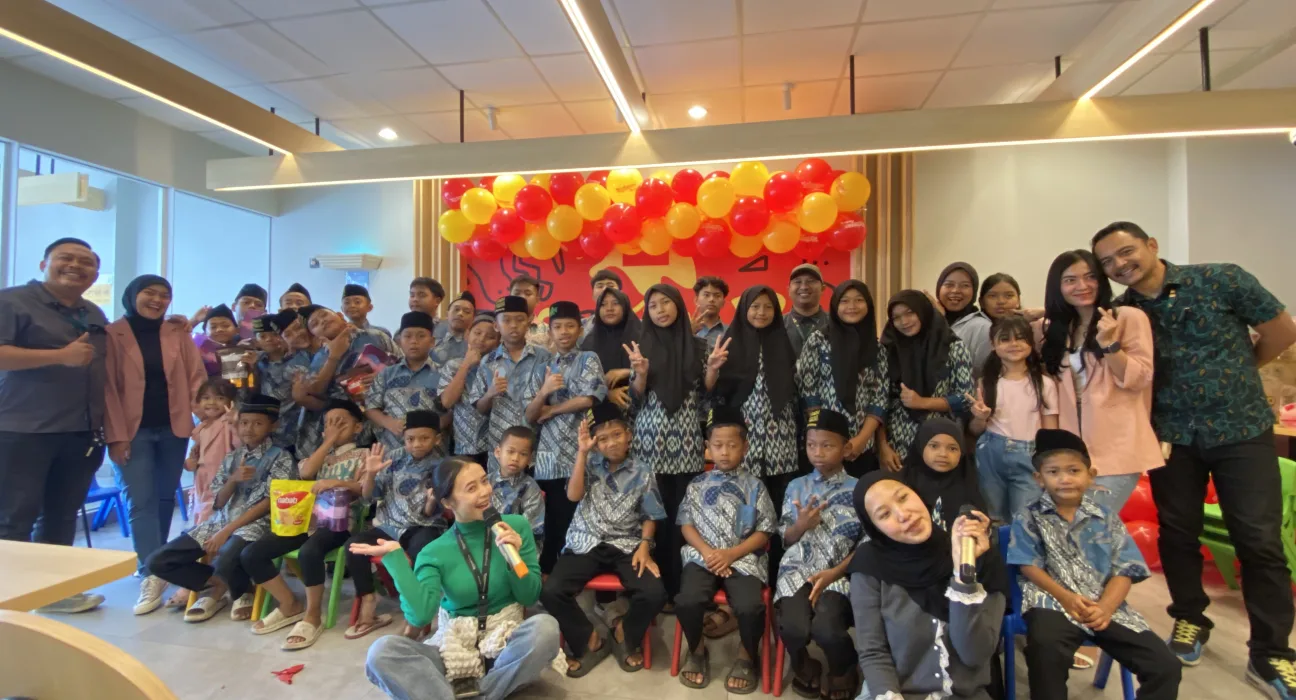 Pose bersama anak yatim dalam acara #SatuAtapBerbagi