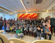 Pose bersama anak yatim dalam acara #SatuAtapBerbagi