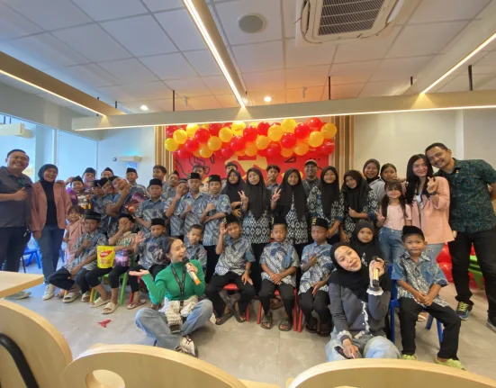 Pose bersama anak yatim dalam acara #SatuAtapBerbagi